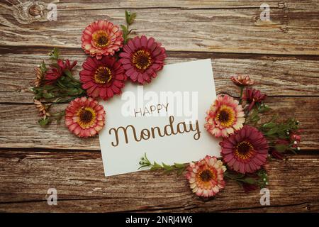 Joyeux lundi texte typographique avec fleurs sur fond de bois Banque D'Images