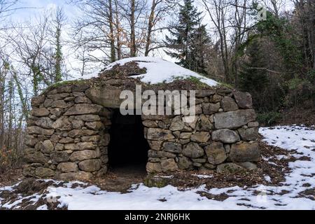 Caillot del Baladre, cortals de pierre, abri animal en pierre, près de Taurinya, Prades, Pyrénées Orientales, France. Banque D'Images