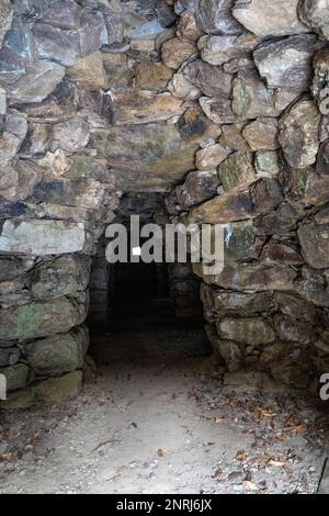 Caillot del Baladre, cortals de pierre, abri animal en pierre, près de Taurinya, Prades, Pyrénées Orientales, France. Banque D'Images