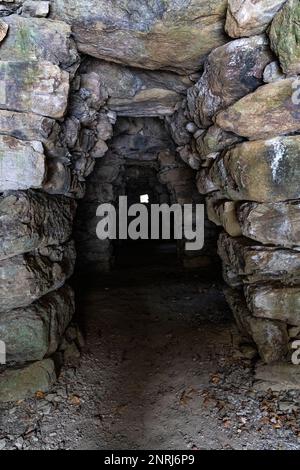 Caillot del Baladre, cortals de pierre, abri animal en pierre, près de Taurinya, Prades, Pyrénées Orientales, France. Banque D'Images