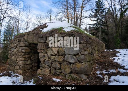 Caillot del Baladre, cortals de pierre, abri animal en pierre, près de Taurinya, Prades, Pyrénées Orientales, France. Banque D'Images