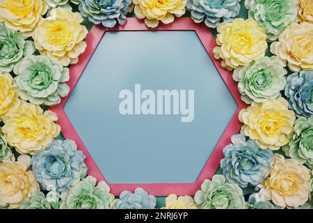 Fond bleu Hexagon et bordure rose décorent avec des fleurs sur fond bleu Banque D'Images