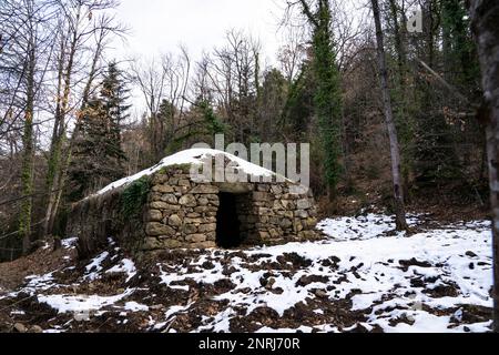 Caillot del Baladre, cortals de pierre, abri animal en pierre, près de Taurinya, Prades, Pyrénées Orientales, France. Banque D'Images
