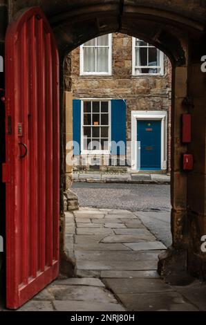 Vue par la porte rouge à la porte bleue à Durham, Angleterre Banque D'Images