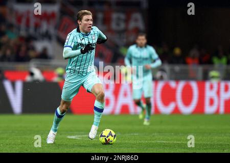 Milan, Italie. 26th févr. 2023. Rasmus Hojlund d'Atalanta BC contrôle le ballon pendant la série Un match entre AC Milan et Atalanta BC au Stadio Giuseppe Meazza sur 26 février 2023 à Milan, Italie . Credit: Marco Canoniero / Alamy Live News Banque D'Images