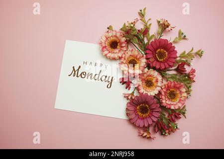 Texte typographique Happy Monday avec fleurs sur fond rose Banque D'Images