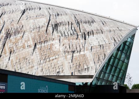 Détail du toit endommagé sur le Glasgow Science Center, Pacific Quay, Écosse, Royaume-Uni, Europe Banque D'Images