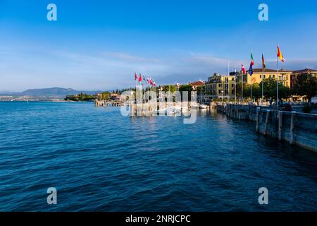 Vue sur l'eau sur le port de plaisance de Sirmione, situé au bord du lac Lago di Garda. Banque D'Images