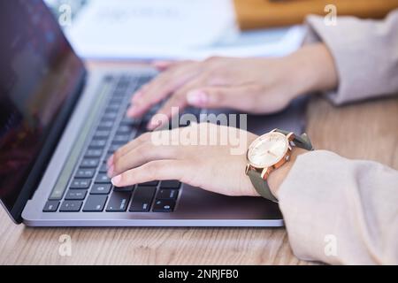 Travailler dur pour faire tout. Gros plan d'une femme d'affaires non reconnaissable travaillant sur un ordinateur portable dans un bureau. Banque D'Images