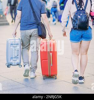 Résumé couple de voyageurs avec bagages, valises et sac à dos, concept de voyage et de tourisme, doux focus sélectif Banque D'Images