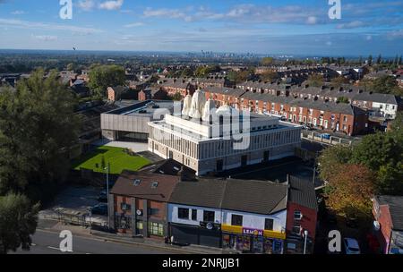 Vue aérienne globale. Shree Swaminarayan Mandir, Oldham, Royaume-Uni. Architecte: LTS Architects , 2022. Banque D'Images