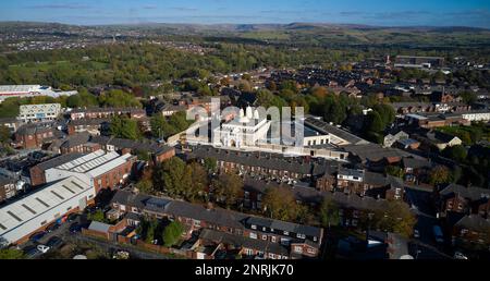 Vue aérienne globale. Shree Swaminarayan Mandir, Oldham, Royaume-Uni. Architecte: LTS Architects , 2022. Banque D'Images