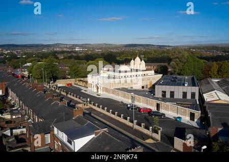 Vue aérienne globale. Shree Swaminarayan Mandir, Oldham, Royaume-Uni. Architecte: LTS Architects , 2022. Banque D'Images