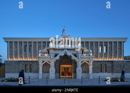 Vue générale au crépuscule. Shree Swaminarayan Mandir, Oldham, Royaume-Uni. Architecte: LTS Architects , 2022. Banque D'Images