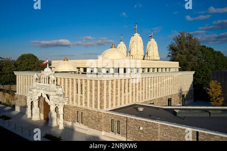 Vue aérienne globale. Shree Swaminarayan Mandir, Oldham, Royaume-Uni. Architecte: LTS Architects , 2022. Banque D'Images