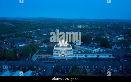 Vue aérienne globale. Shree Swaminarayan Mandir, Oldham, Royaume-Uni. Architecte: LTS Architects , 2022. Banque D'Images