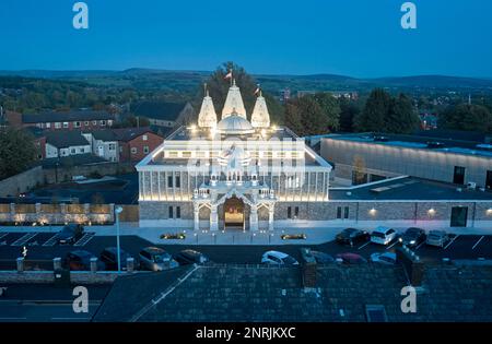 Vue aérienne globale. Shree Swaminarayan Mandir, Oldham, Royaume-Uni. Architecte: LTS Architects , 2022. Banque D'Images