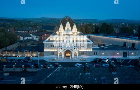 Vue aérienne globale. Shree Swaminarayan Mandir, Oldham, Royaume-Uni. Architecte: LTS Architects , 2022. Banque D'Images