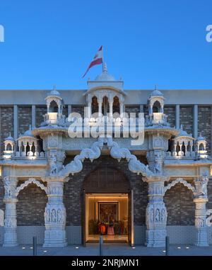 Vue générale au crépuscule. Shree Swaminarayan Mandir, Oldham, Royaume-Uni. Architecte: LTS Architects , 2022. Banque D'Images