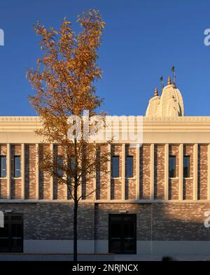 Dernière lumière vue avant. Shree Swaminarayan Mandir, Oldham, Royaume-Uni. Architecte: LTS Architects , 2022. Banque D'Images