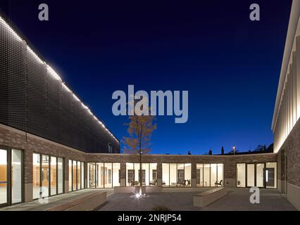 Arrière au crépuscule. Shree Swaminarayan Mandir, Oldham, Royaume-Uni. Architecte: LTS Architects , 2022. Banque D'Images