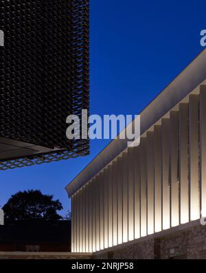 Arrière au crépuscule. Shree Swaminarayan Mandir, Oldham, Royaume-Uni. Architecte: LTS Architects , 2022. Banque D'Images