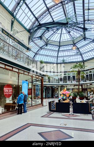 L'intérieur de l'arcade commerciale victorienne Wayfarers dans le centre de Southport à Merseyside, Angleterre. Banque D'Images