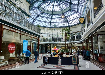 L'intérieur de l'arcade commerciale victorienne Wayfarers dans le centre de Southport à Merseyside, Angleterre. Banque D'Images