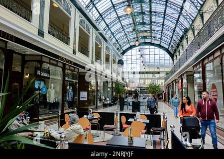 L'intérieur de l'arcade commerciale victorienne Wayfarers dans le centre de Southport à Merseyside, Angleterre. Banque D'Images