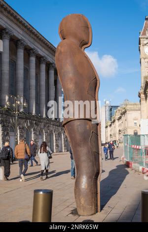 Sculpture Iron Man bt Antony Gormley se trouve sur la place Victoria, au centre-ville de Birmingham Banque D'Images