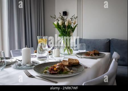 vaisselle et décorations de table aux célébrations vue de dessus la table à salle à manger, bouquets de fleurs sur la table, fête à la maison Banque D'Images