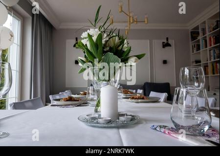 vaisselle et décorations de table aux célébrations vue de dessus la table à salle à manger, bouquets de fleurs sur la table, fête à la maison Banque D'Images