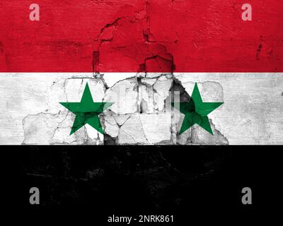 Tremblements de terre en Syrie, drapeau de la Syrie sur un mur avec des fissures d'un tremblement de terre Banque D'Images