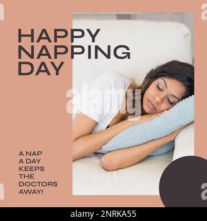 Image du texte du jour de napping heureux sur la femme biraciale dormant dans le lit. Image générée numériquement par le concept de fête et de jour de rodage national. Banque D'Images
