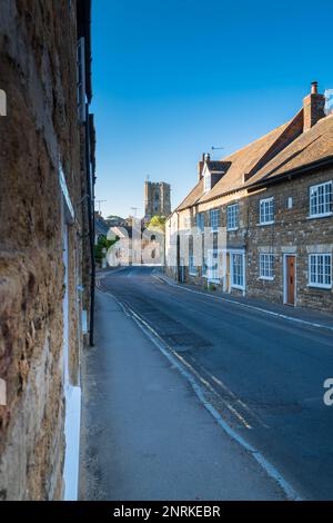 Market St menant à Church St et St Nicholas Church Abbotsbury Dorset UK. Juillet 2022 Banque D'Images