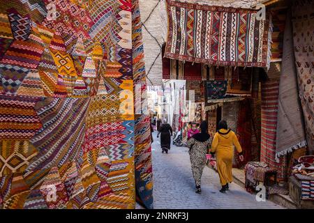 Boutique de tapis, dans la rue Talaa Kebira, Fès médina,. Maroc Banque D'Images