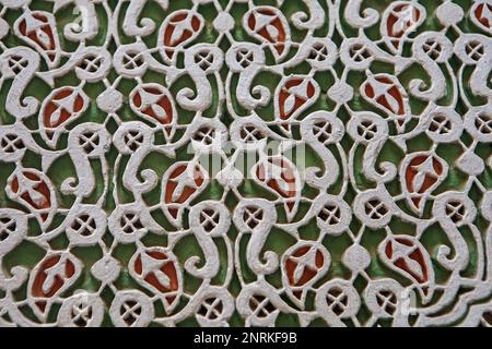 Détail de l'ornementation, plâtre,façade de Zaouia (Tombeau) de Moulay Idriss II, Médina, à Fès. Maroc Banque D'Images