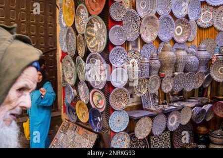 Magasin de poterie et céramique, Médina, à Fès. Maroc Banque D'Images