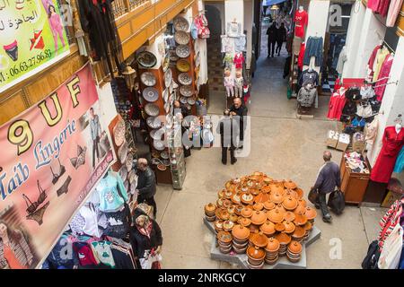 Commerces, dans Maristane Sidi Frej, Médina, à Fès. Maroc Banque D'Images