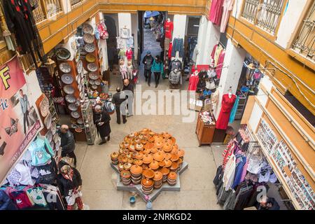 Commerces, dans Maristane Sidi Frej, Médina, à Fès. Maroc Banque D'Images