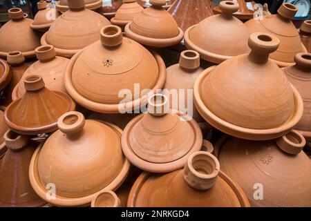 Magasin de poterie, céramique pour la cuisson tajine traditionnel, Médina, à Fès. Maroc Banque D'Images