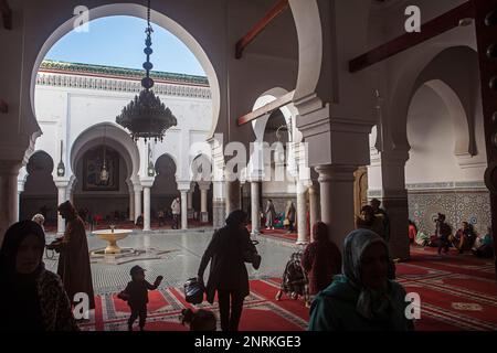 Cour intérieure, Zaouia (Tombeau) de Moulay Idriss II, Médina, à Fès. Maroc Banque D'Images