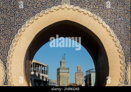 La porte Bab Bou Jeloud, en arrière-plan à droite minaret de Sidi, Lazaze à gauche minaret de la Medersa Bou Inania, Médina Fès,Maroc. Banque D'Images