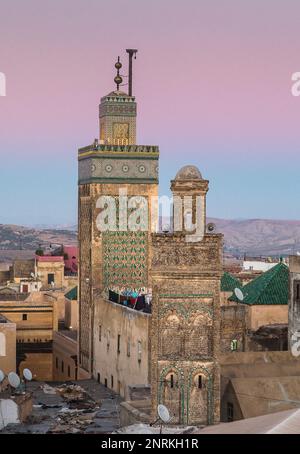 Droit au minaret de Sidi, Lazaze à gauche minaret de la Medersa Bou Inania, Medina, FES, Maroc Banque D'Images