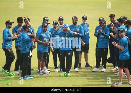 Le All-Rounder du Bangladesh, Mehedi Hasan Miraz, a reçu l'équipe masculine ODI de l'année pour 2022 Cap pendant la pratique au Sher-e-Bangla National Cricket S Banque D'Images