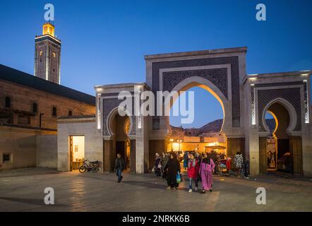 La porte Bab R'CIF et la mosquée R'CIF, en R'CIF Square, porte de quart andalou, Medina, FES, Maroc. Banque D'Images