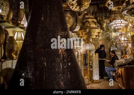 Lanternes en laiton boutique, près de la place Seffarine, Médina, à Fès. Maroc Banque D'Images