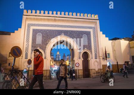 La porte Bab Bou Jeloud, en arrière-plan à droite minaret de Sidi, Lazaze à gauche minaret de la Medersa Bou Inania, Médina Fès,Maroc. Banque D'Images