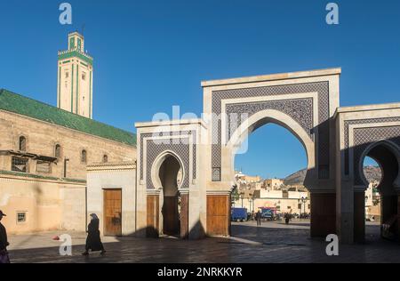 La porte Bab R'CIF et la mosquée R'CIF, en R'CIF Square, porte de quart andalou, Medina, FES, Maroc. Banque D'Images