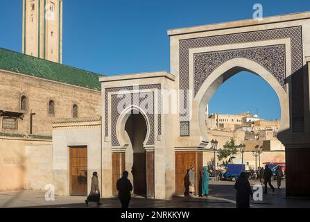 La porte Bab R'CIF et la mosquée R'CIF, en R'CIF Square, porte de quart andalou, Medina, FES, Maroc. Banque D'Images